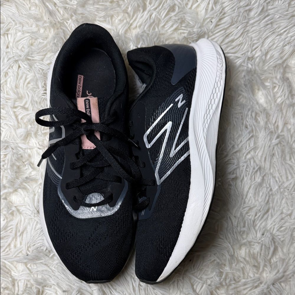 New Balance Women's Black and White Sneakers 9.5WMN 8 MEN